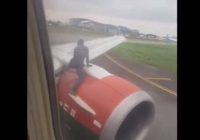 Kas tāds vēl nav redzēts! Vīrietis uzlec uz pasažieru lidmašīnas spārna un ierāpjas tās dzinējā, bet kas notika tālāk?